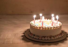 bolo de feliz aniversário na mesa