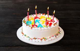 bolo de feliz aniversário na mesa
