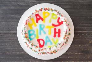bolo de feliz aniversário na mesa foto