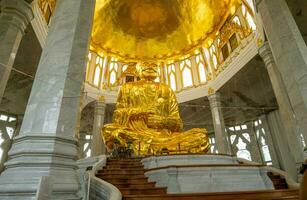 wat luang pho para é uma Lugar, colocar do adoração para tailandês pessoas localizado dentro a meio do arroz Campos. e lá é uma grande Buda dentro quando a céu é azul. foto