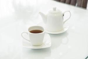xícara de chá quente na mesa