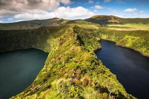 Açores panorama com lagos dentro flores ilha. caldeirada Comprido fundo. Portugal foto