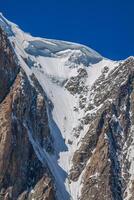 maciço de mont blanc em a fronteira do França e Itália. dentro a primeiro plano a gelo campo e fendas do a vale blanche foto