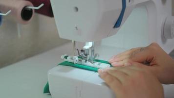 costura na máquina de costura. alfaiate costura na máquina de costura. close-up da mão da mulher e o processo de costura. foto