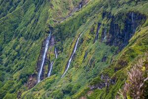 Açores panorama com cachoeiras e falésias dentro flores ilha. Portugal. foto