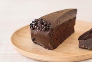 bolo de chocolate no prato de madeira foto