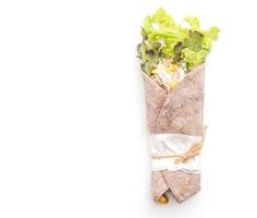 embrulhe o rolo de salada com salada de atum e milho no fundo branco foto