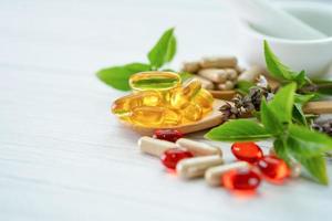 cápsula de ervas orgânicas de medicina alternativa com vitamina e ômega 3 foto