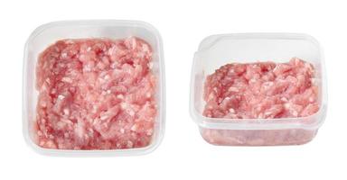 carne de porco picada em caixa de plástico no fundo branco foto