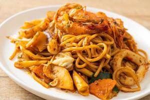 espaguete seco com frutos do mar frito tom yum - estilo de comida de fusão