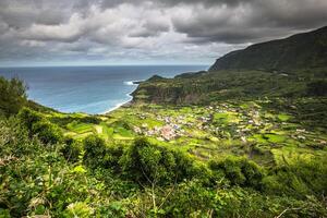 Açores litoral panorama dentro fajã grande, flores ilha. Portugal. foto