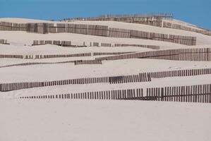 de madeira cercas em deserta de praia dunas dentro tarifa, Espanha foto