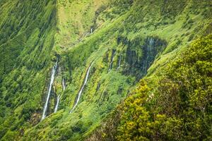 paisagem dos Açores na ilha das flores. cachoeiras em pozo da alagoinha. Portugal foto