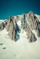 maciço de mont blanc em a fronteira do França e Itália. dentro a primeiro plano a gelo campo e fendas do a vale blanche foto