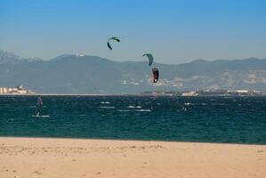 kitesurf dentro tarifa, Espanha foto