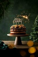 nu chocolate bolo com alegre Natal decoração e estrelinhas em uma de madeira rústico mesa com verde fundo. acolhedor Natal temático ainda vida. foto