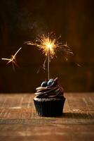 aniversário chocolate Bolinho com uma diamante em uma rústico velho mesa com Castanho cor fundo. monocromático cor palete. celebração. cópia de espaço. foto