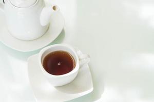 xícara de chá quente na mesa