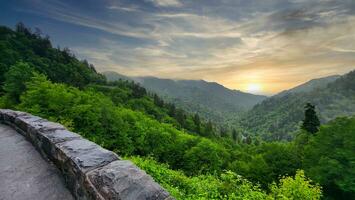 lindo verão pôr do sol panorama dentro a montanhas às recém-descoberto Gap = Vão dentro a ótimo esfumaçado montanhas foto