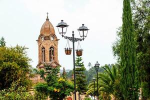 lindo central quadrado e a san jeronimo freguesia têmpora do a pequeno Cidade do nobsa bem conhecido para a tradicional feito à mão ruanas dentro a região do boyaca dentro Colômbia foto