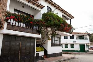 lindo arquitetura do a ruas do a colonial pequeno Cidade do iza localizado dentro a boyaca departamento dentro Colômbia foto