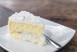 bolo de coco no prato branco foto