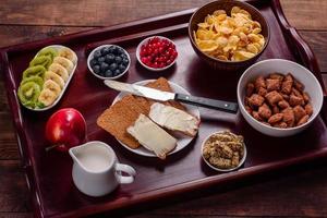 delicioso café da manhã com croissants frescos e frutas vermelhas maduras foto