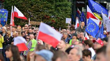 Varsóvia, Polônia. 1 Outubro 2023. marcha do uma milhão corações centenas do milhares marcha dentro antigovernamental protesto para mostrar Apoio, suporte para democracia. a espontâneo reação do pessoas. foto