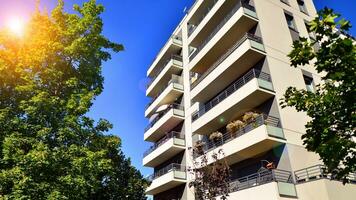 moderno apartamento construção e verde árvores ecológico habitação arquitetura. foto