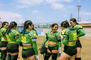 cidade, México 2023 - amigáveis jogos do mulheres americano futebol dentro México em uma plano campo em uma ensolarado dia foto