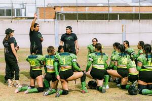 cidade, México 2023 - amigáveis jogos do mulheres americano futebol dentro México em uma plano campo em uma ensolarado dia foto