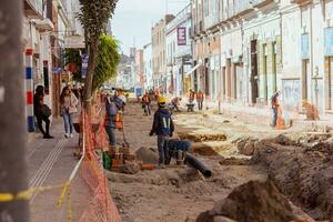 cidade, México 2023 - construção trabalhadores trabalhos para reparar uma rua dentro a histórico Centro do puebla foto