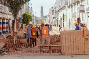 cidade, México 2023 - construção trabalhadores trabalhos para reparar uma rua dentro a histórico Centro do puebla foto