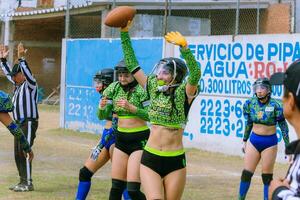 cidade, México 2023 - amigáveis jogos do mulheres americano futebol dentro México em uma plano campo em uma ensolarado dia foto