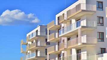 altas casas de vidro azul e branco estão alinhadas em altura. casas são  feitas no mesmo estilo. novo microdistrito, casas com janelas panorâmicas.  contra o fundo de nuvens escuras 13416798 Foto de stock no Vecteezy