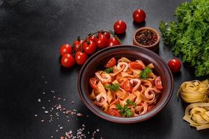 macarrão fettuccine com camarão, tomate cereja, molho, especiarias e ervas foto