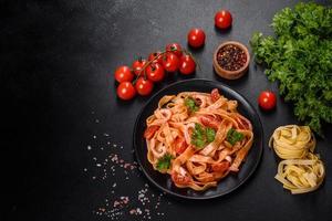 macarrão fettuccine com camarão, tomate cereja, molho, especiarias e ervas foto