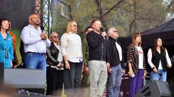 Varsóvia Polônia. Outubro 1, 2023. milhão corações marchar. artistas apareceu em a etapa às a fim do a marcha rota e cantou a música foto