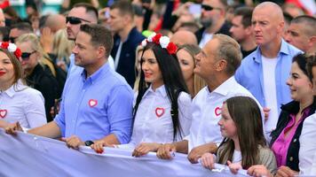 Varsóvia, Polônia. 1 Outubro 2023. Donald presa durante do dentro a maior demonstrações visto dentro Polônia desde a outono do O comunismo. marcha do uma milhão corações foto