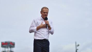 Varsóvia, Polônia. 1 Outubro 2023. Donald presa durante do dentro a maior demonstrações visto dentro Polônia desde a outono do O comunismo. marcha do uma milhão corações foto