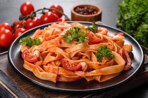 macarrão fettuccine com camarão, tomate cereja, molho, especiarias e ervas foto