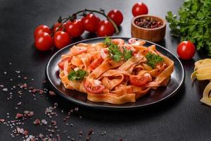 macarrão fettuccine com camarão, tomate cereja, molho, especiarias e ervas foto