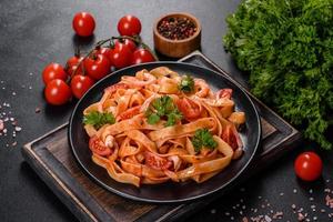 macarrão fettuccine com camarão, tomate cereja, molho, especiarias e ervas foto