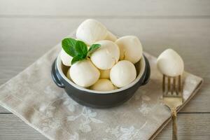 pequeno bolas do tradicional mozzarella dentro uma cerâmico tigela foto