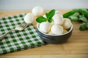 pequeno bolas do tradicional mozzarella dentro uma cerâmico tigela foto