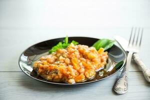 cozinhou branco feijões com abobrinha e de outros legumes. foto