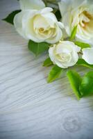 lindo branco verão rosas, em uma de madeira mesa foto