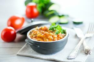 cozinhou branco feijões com abobrinha e de outros legumes. foto