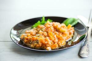 cozinhou branco feijões com abobrinha e de outros legumes. foto