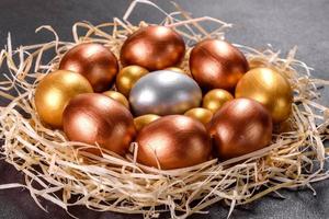 ovos de páscoa de ouro no ninho, preparação para o feriado foto